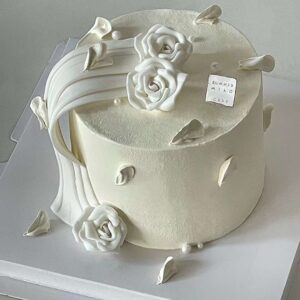 solid-colour rose piping